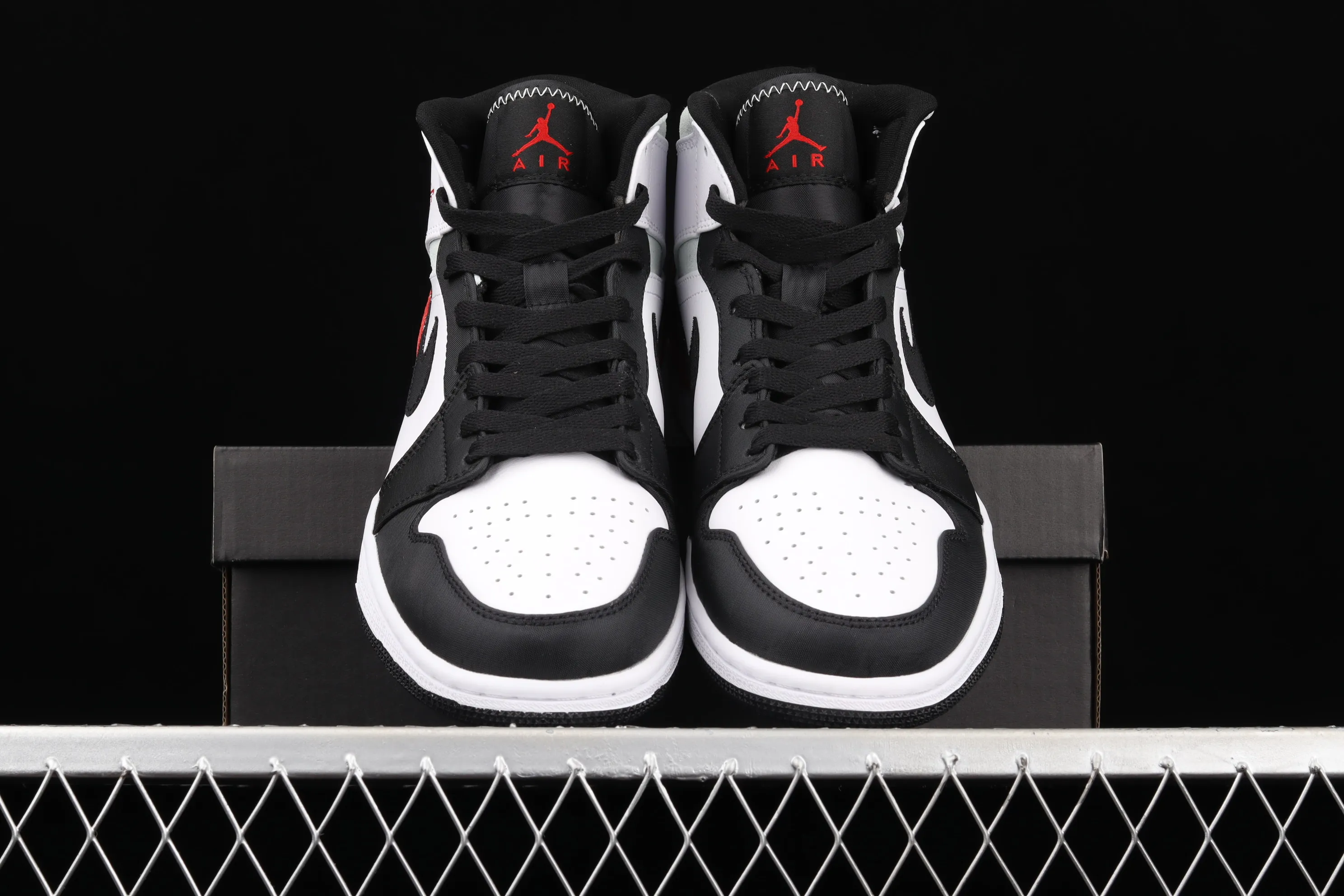 All categories Air Jordan Jordan series basketball shoes Air Jordan 1 Mid Special offer Air Jordan 1 Mid AJ1 Joe 1 black and white black tea Zhongbang basketball shoes 852542-100